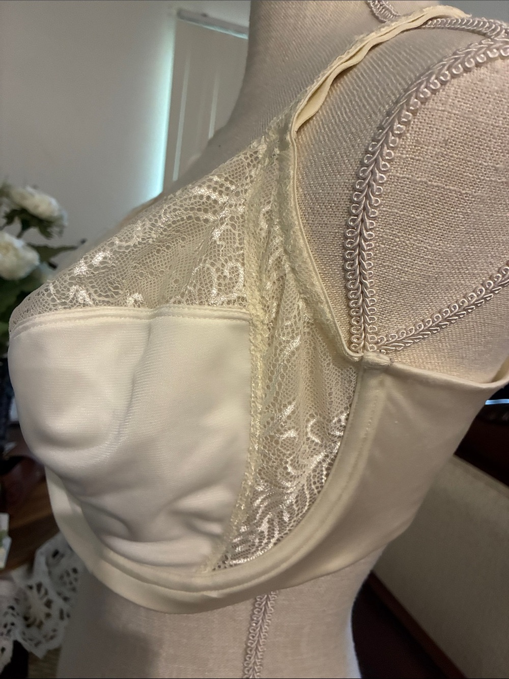 Lilyette Ivory Lace Full Coverage Bra - Picture 4 of 5